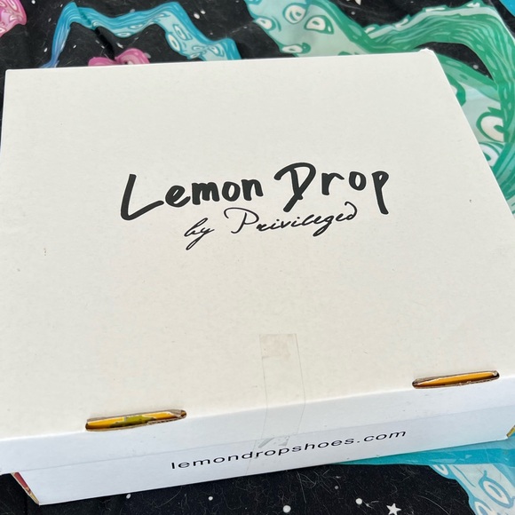 NIB Lemon Drop by Privileged iridescent lime green stiletto heels size 7 - Picture 4 of 5